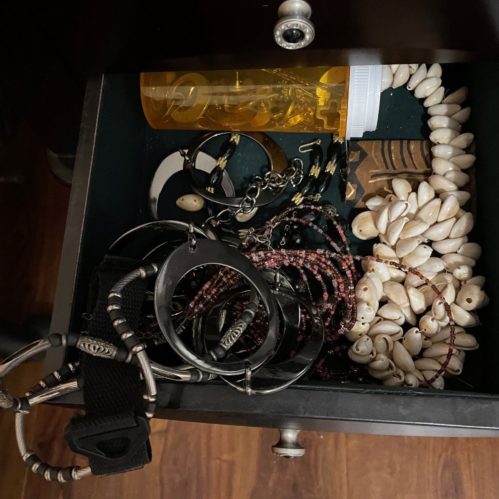 Assorted items. - Picture 4 of 10